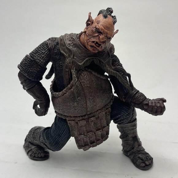 Toy Biz Lord of the Rings Two Towers Dungeons of Isengard Orc Captain 6" Figure - Picture 1 of 12